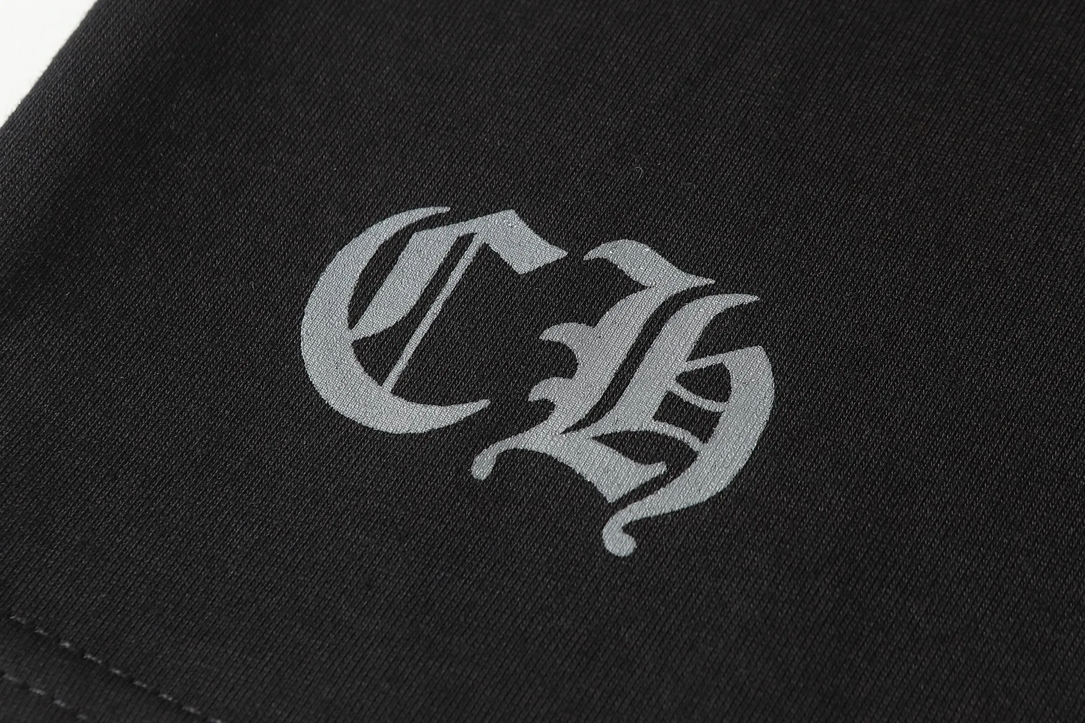 P160 Chrome Hearts CH Chrome Hearts Color Overlay Cross Print Short Sleeve T-shirt Uses direct injection imported machine printing. Hardware and accessories are all milled and customized. Correct configuration. Black 2025 Chrome Hearts ZP packaging. 260 grams of custom dyed double yarn cotton. Large version. Loose and stylish. Different from lower versions, slim and long version with upper body and hip stretch. 100% commitment: top quality. Not fast food. Highest version on the market. Top quality - different from ordinary versions on the market. If you care about quality, you should also respect the price. Absolutely 0 after-sales service and 0 return rate so far. It’s hard not to love the style - 260g double yarn cotton custom dyed fabric - Correct high-density main mark, washed tag, hand-sewn